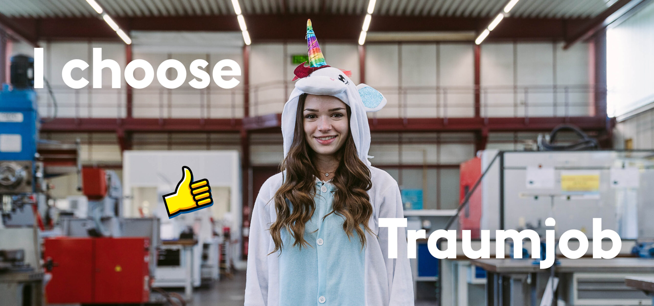 Ein Mädchen steht in einem Einhornkostüm in einen Ausbildungszentrum der voestalpine mit Headline "I choose Traumjob" und Daumen-hoch-Emoji