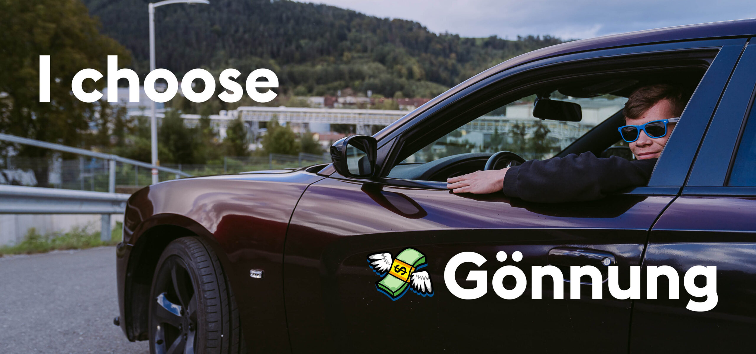 Jugendlicher mit Sonnenbrille sitzt cool in einem Auto mit Headline "I choose Gönnung" mit Geld-Emoji